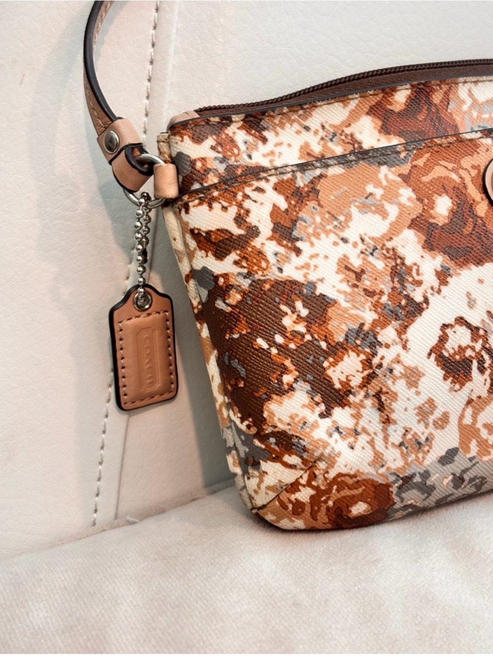 🌸🌼Beautiful Floral Coach Peyton Wristlet 🌼🌸 - Picture 3 of 12